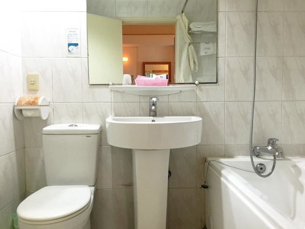 A bathroom with a toilet, sink, and bathtub. - Li Qing Hotel (Kaohsiung)