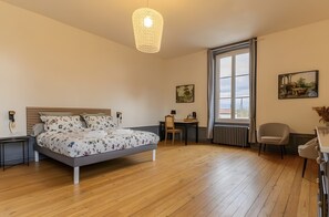 WiFi, bed sheets - Guest Room 4 with Shared Terrace, Wi-Fi and Air Conditioning (Joze)