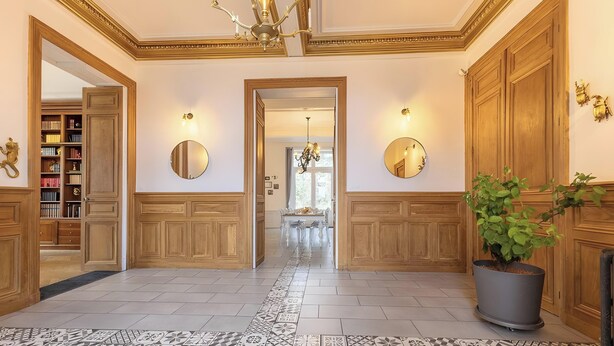A hallway with wooden paneling, a potted plant, and a chandelier. - Guest Room 4 with Shared Terrace, Wi-Fi and Air Conditioning (Joze)