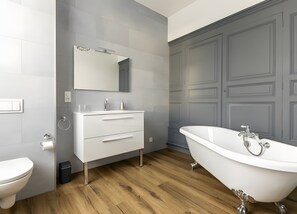 Een douche, een haardroger, handdoeken