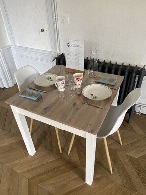 Dining - Guest Room 4 with Shared Terrace, Wi-Fi and Air Conditioning (Joze)