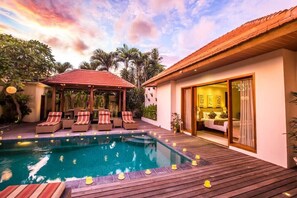Una piscina al aire libre
