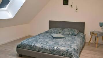 Een strijkplank/strijkijzer, wifi, beddengoed