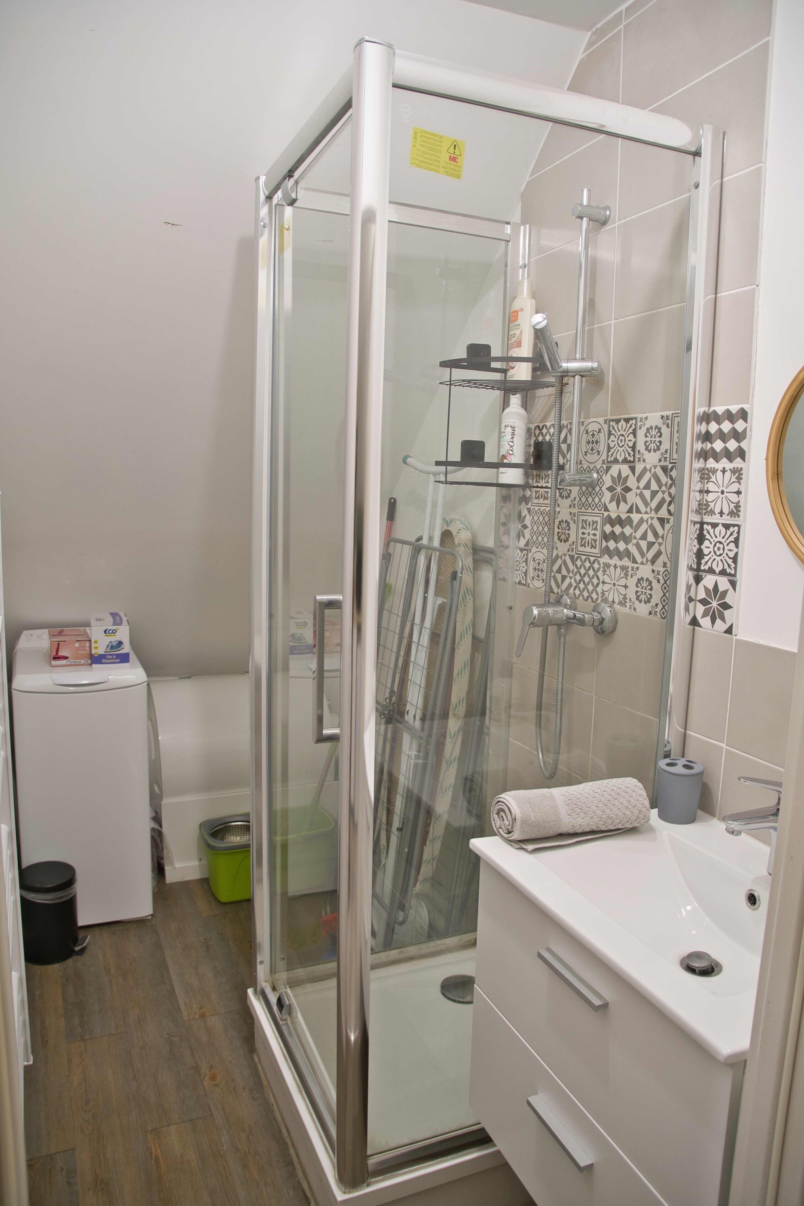 Een douche, een haardroger, handdoeken