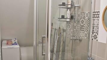 Een douche, een haardroger, handdoeken