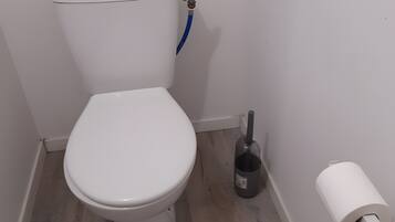 Een douche, een haardroger, handdoeken