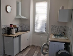 Réfrigérateur, four à micro-ondes, surface de cuisson, cafetière-théière