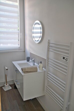 Douche, séchoir à cheveux, serviettes fournies