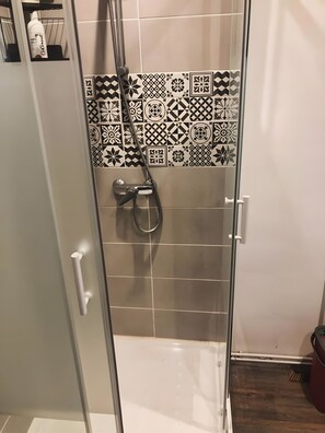 Douche, sèche-cheveux, serviettes fournies
