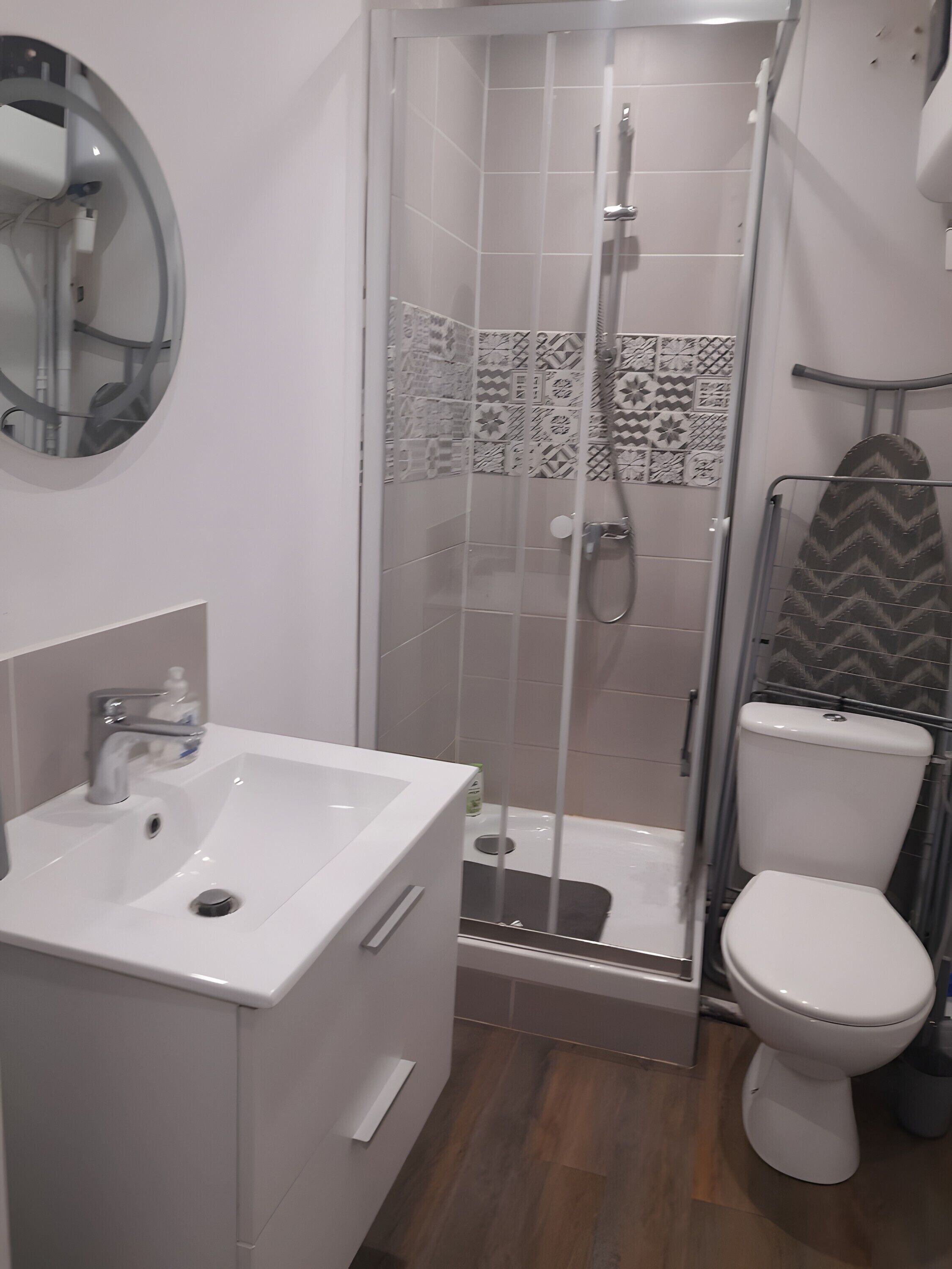 Een douche, een haardroger, handdoeken