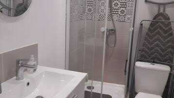 Een douche, een haardroger, handdoeken