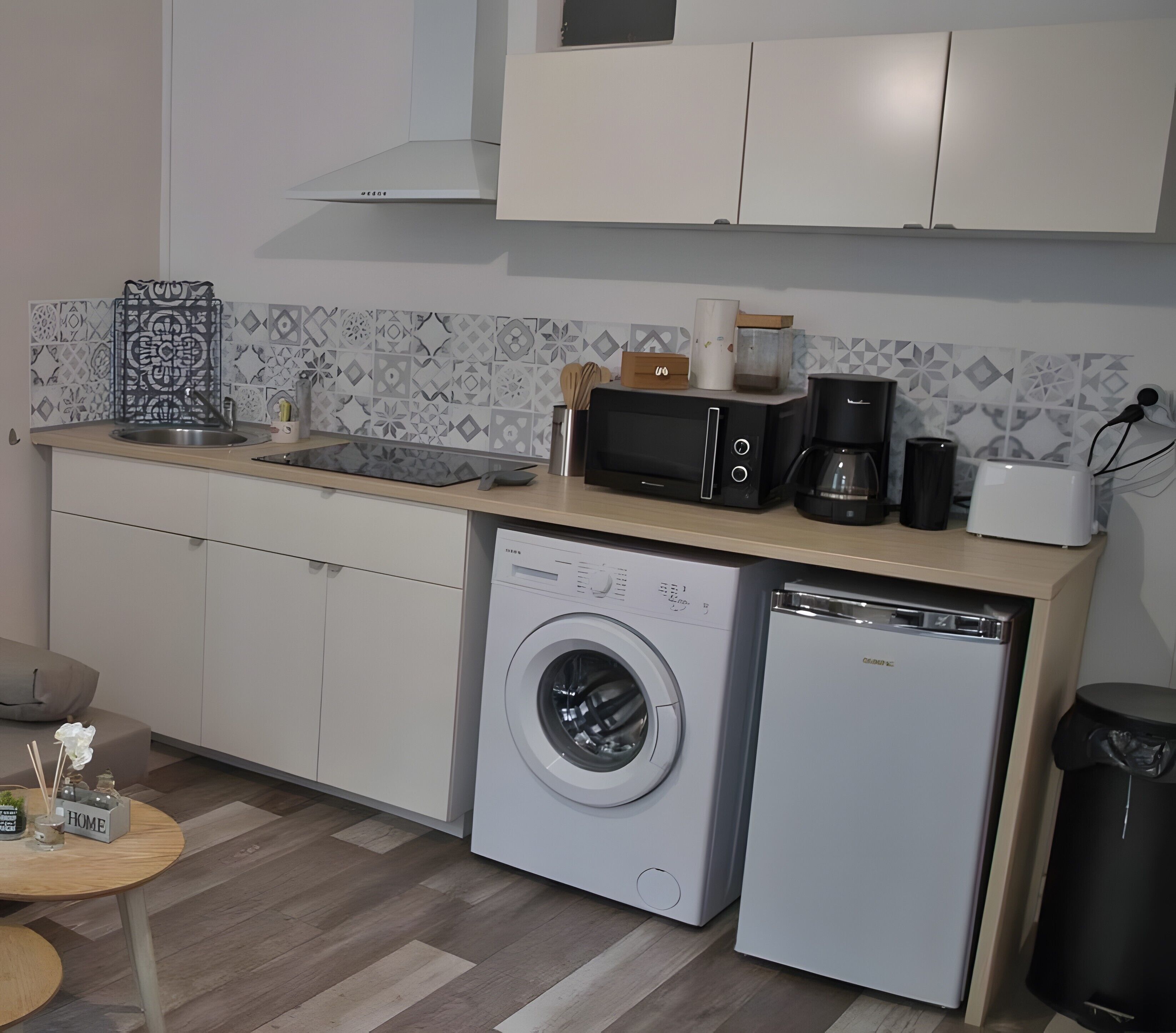 Køleskab, mikrobølgeovn, kogeplade, kaffe-/temaskine