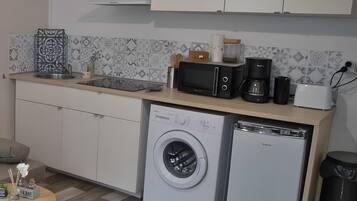 Réfrigérateur, micro-ondes, plaque de cuisson, cafetiÚre/bouilloire