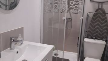 Douche, sĂšche-cheveux, serviettes fournies