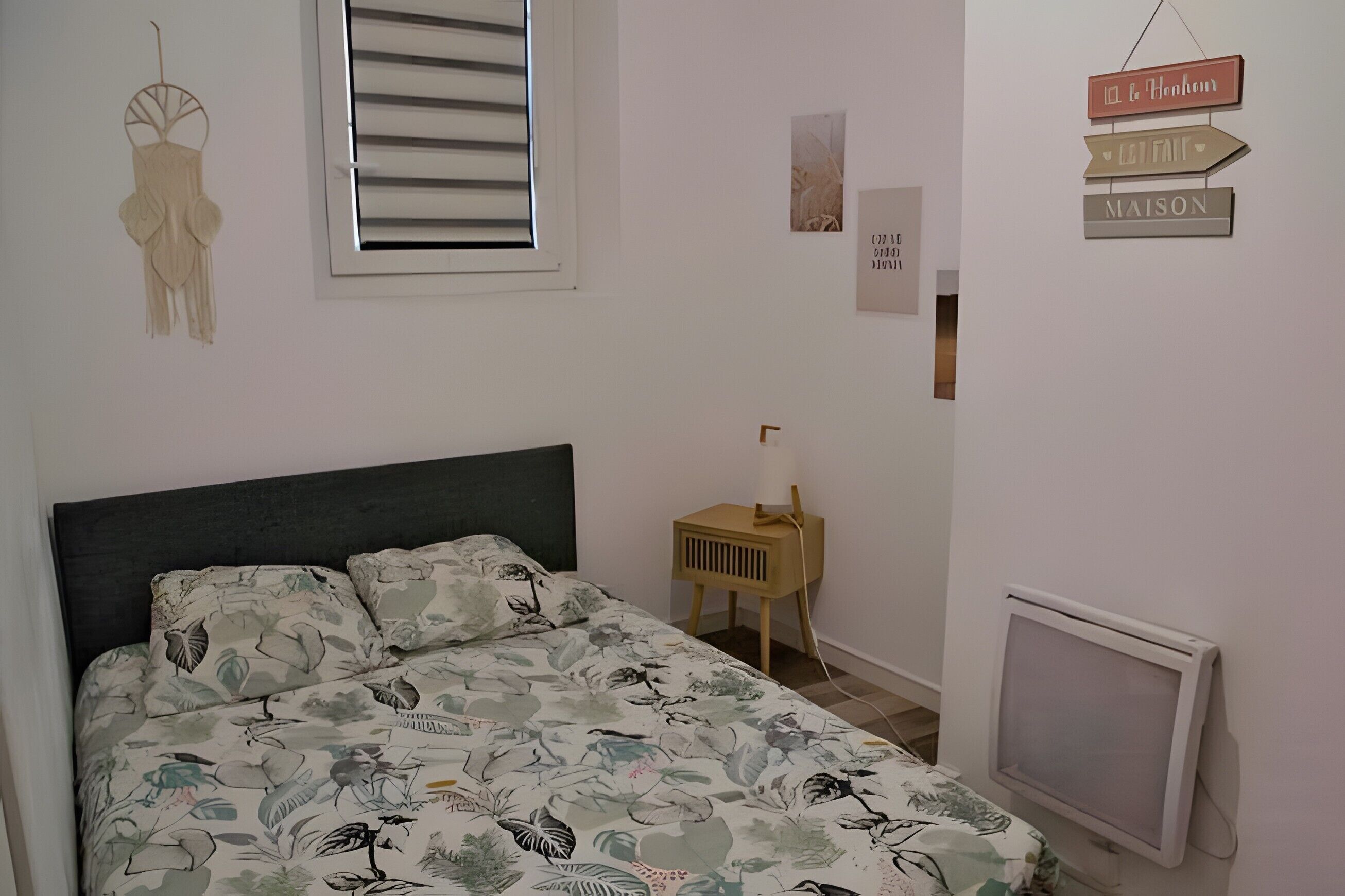 Een strijkplank/strijkijzer, wifi, beddengoed