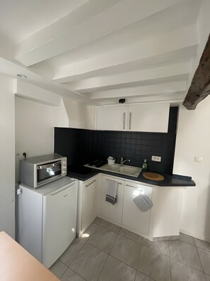 Réfrigérateur, micro-ondes, plaque de cuisson, cafetière/bouilloire
