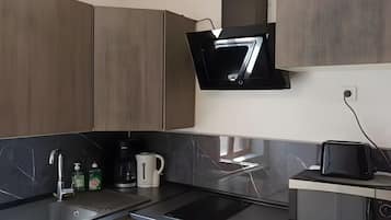 Réfrigérateur, four à micro-ondes, un four, surface de cuisson