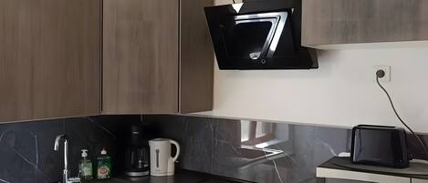 Jääkaappi, mikroaaltouuni, uuni, liesi