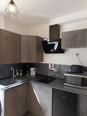 Fridge, microwave, oven, stovetop