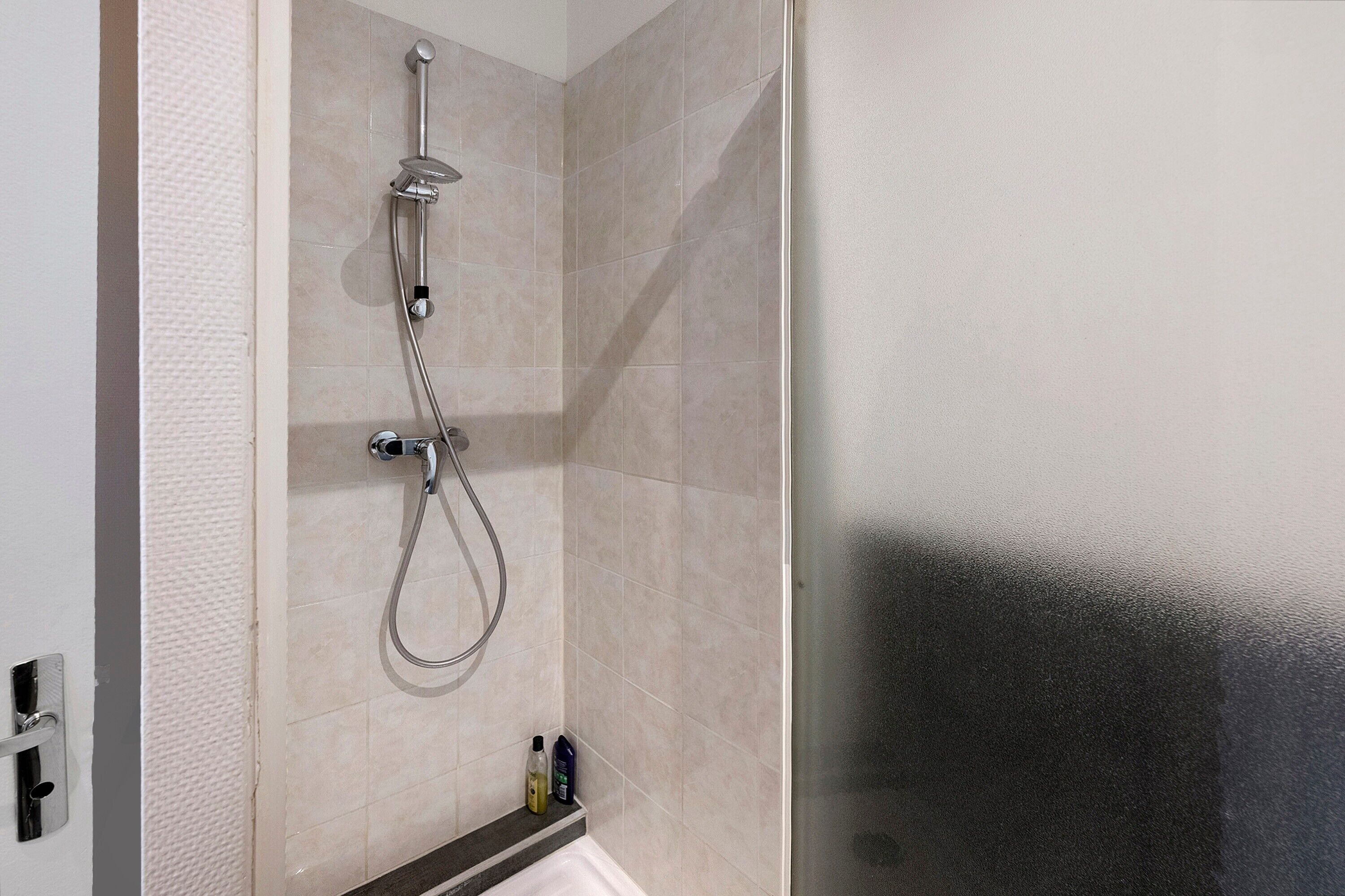 Een douche, gratis toiletartikelen, handdoeken