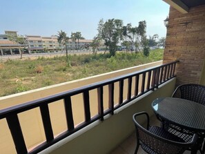 Outdoor dining - Jomtien Beach Residence (Pattaya)