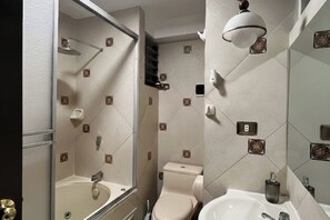 Shower, hair dryer - Brand new apartment with private jacuzzi. (Cusco)