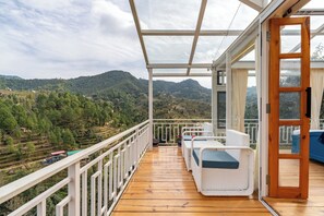 Tweepersoonskamer, uitzicht op bergen | Terras