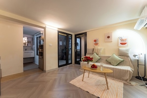 TV - 3-bedroom apartment in Old Quarter str in VietNam for family, groups (Hoàn Kiếm)