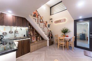 Microwave - 3-bedroom apartment in Old Quarter str in VietNam for family, groups (Hoàn Kiếm)