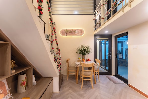 Dining - 3-bedroom apartment in Old Quarter str in VietNam for family, groups (Hoàn Kiếm)