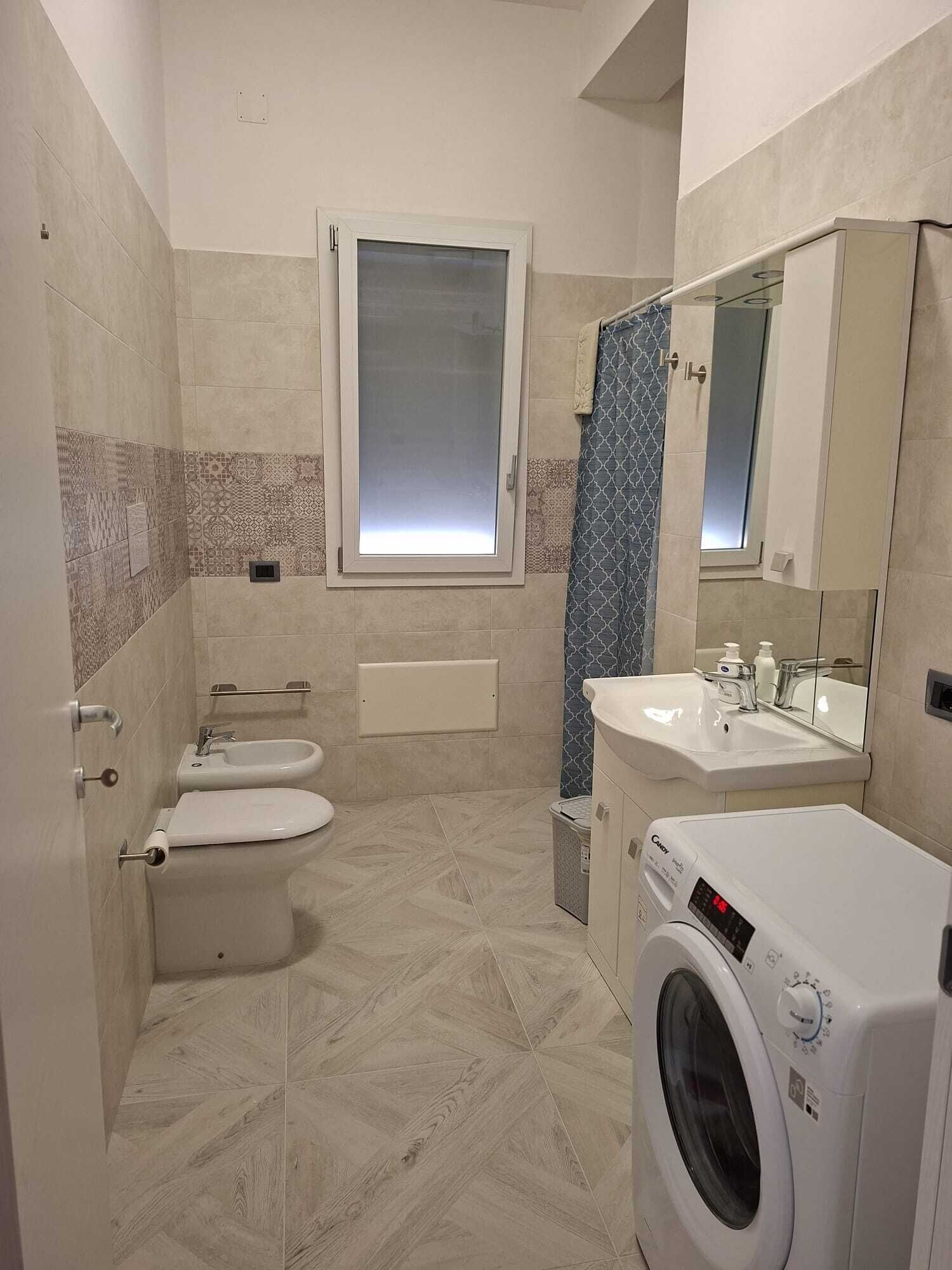 Haartrockner, Bidet, Handtücher, Seife
