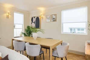 Dining - The White Terrace Flat (London)