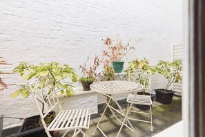 Outdoor dining - The White Terrace Flat (London)
