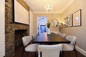 Dining - Behind the Blue Wall (London)