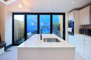 Fridge, oven, dishwasher, electric kettle - Behind the Blue Wall (London)