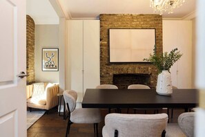 Dining - Behind the Blue Wall (London)