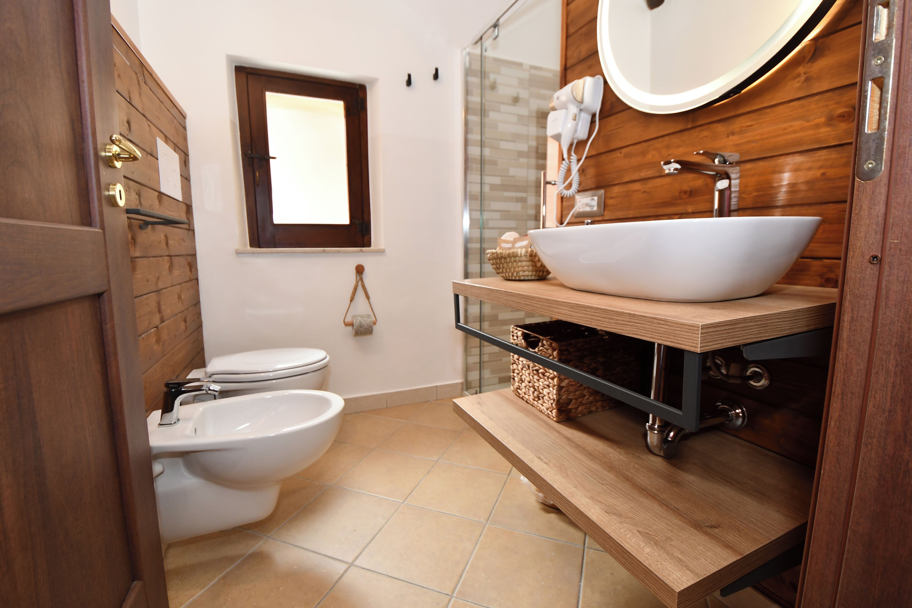 Doccia, asciugacapelli, bidet, asciugamani