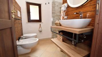 Doccia, asciugacapelli, bidet, asciugamani