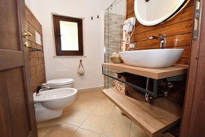 Dusche, Haartrockner, Bidet, Handtücher