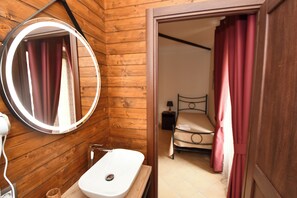 1 bedroom, in-room safe, iron/ironing board, WiFi