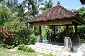 Outdoor dining - Suara Air Luxury Villa Ubud (Ubud)