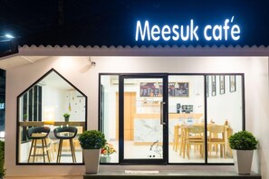 تناول الطعام بالخارج