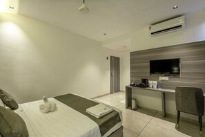 Deluxe Double Room | Free WiFi - Hotel Hycon (Kozhikode)