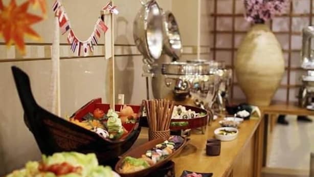 Ein reichhaltiges Buffet mit verschiedenen Speisen und Geschirr.