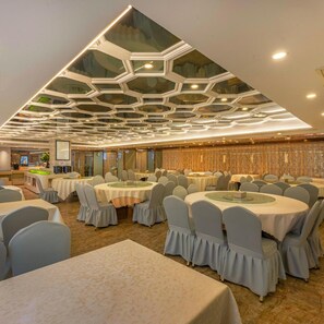 A banquet hall with round tables, chairs, and a modern ceiling design. - Guangzhou Ming YUE Hotel (Guangzhou)