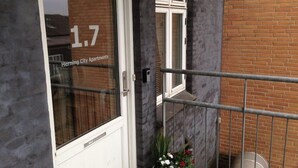 A door with the number 17 and the text "Hernig City Apartments" on it. - Herning City Apartments (Herning)