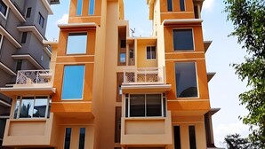 A multi-story residential building with balconies and large windows. - At Home B&B Dona Paula (Panaji)