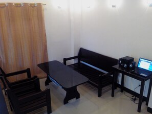 Interior - Budget Room Boracay Island Hostel (Boracay Island)