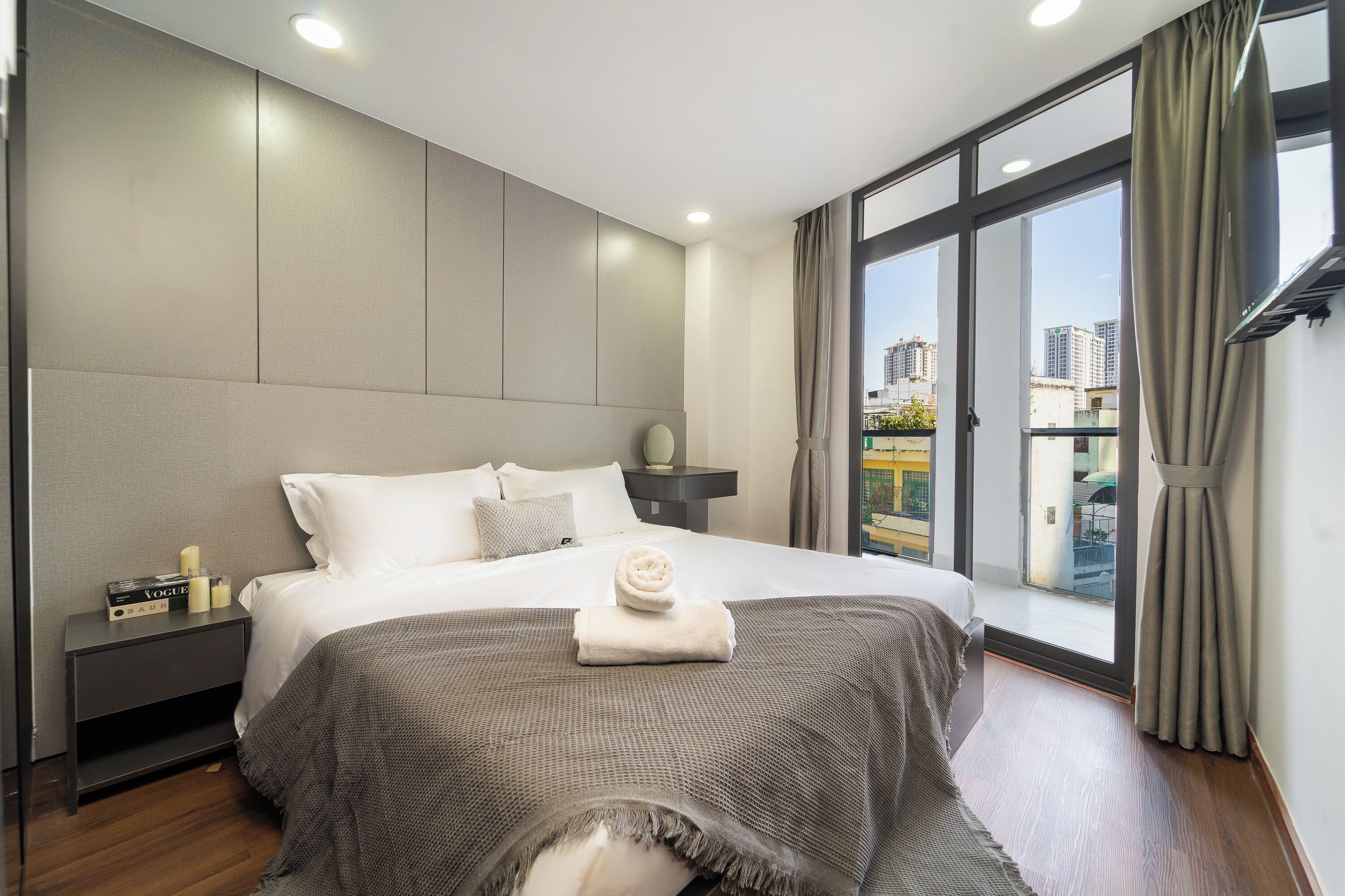 Quarto família, vista para a cidade | Escrivaninha, espaço de trabalho para notebook, cortinas blackout