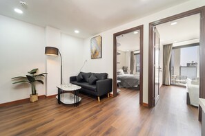 Quarto executivo, 2 quartos, vista para a cidade | Área de estar | TV